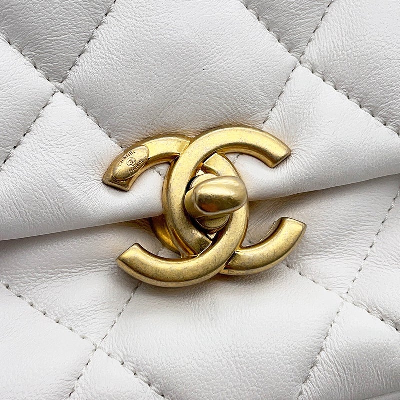 シャネル チェーンショルダーバッグ スモール マトラッセ ココマーク ラムスキン AS3206 CHANEL 白