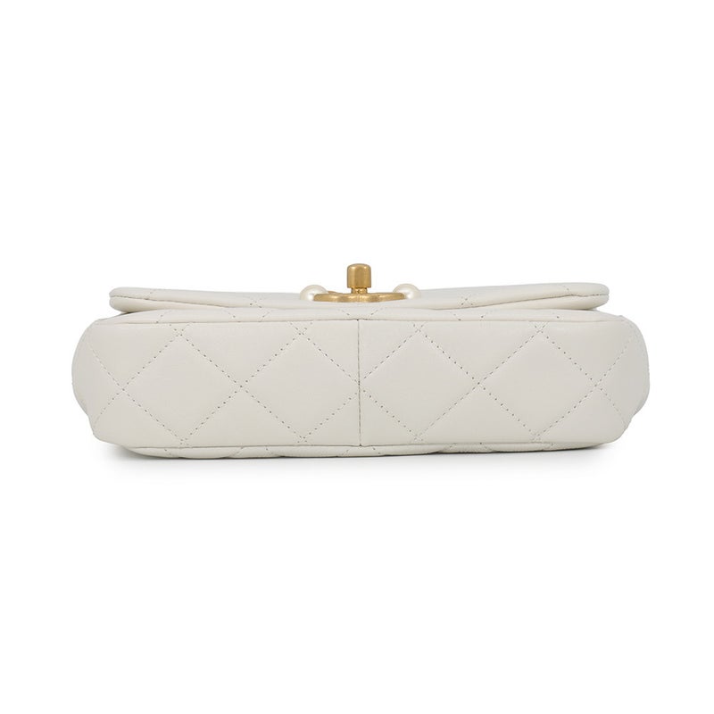 シャネル チェーンショルダーバッグ マトラッセ ココマーク ラムスキン CHANEL 白