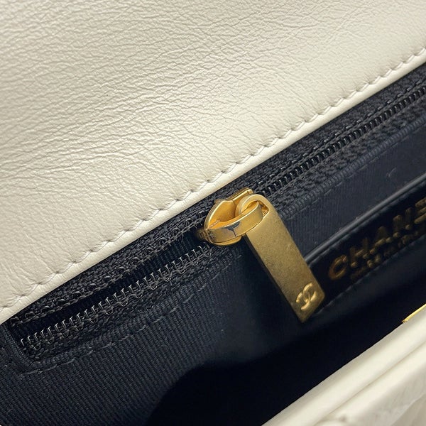 シャネル チェーンショルダーバッグ マトラッセ ココマーク ラムスキン CHANEL 白
