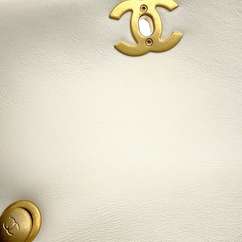 シャネル チェーンショルダーバッグ マトラッセ ココマーク ラムスキン CHANEL 白