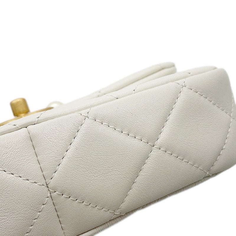 シャネル チェーンショルダーバッグ マトラッセ ココマーク ラムスキン CHANEL 白