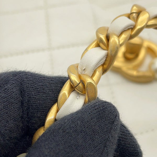 シャネル チェーンショルダーバッグ マトラッセ ココマーク ラムスキン CHANEL 白