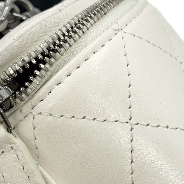 シャネル チェーンショルダーバッグ マトラッセ ココマーク バニティバッグ ラムスキン AP3593 CHANEL 白