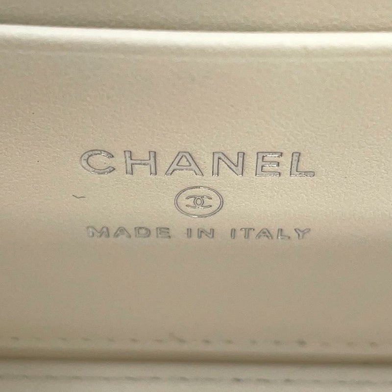 シャネル チェーンショルダーバッグ マトラッセ ココマーク バニティバッグ ラムスキン AP3593 CHANEL 白