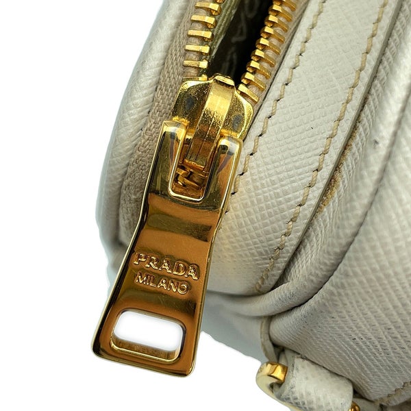 プラダ ショルダーバッグ サフィアーノレザー トライアングルロゴ カメラバッグ BT1010 PRADA バッグ 白