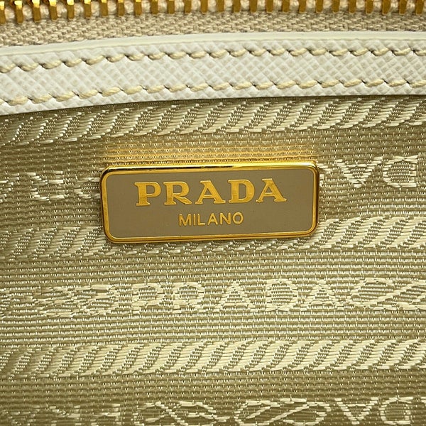 プラダ ショルダーバッグ サフィアーノレザー トライアングルロゴ カメラバッグ BT1010 PRADA バッグ 白