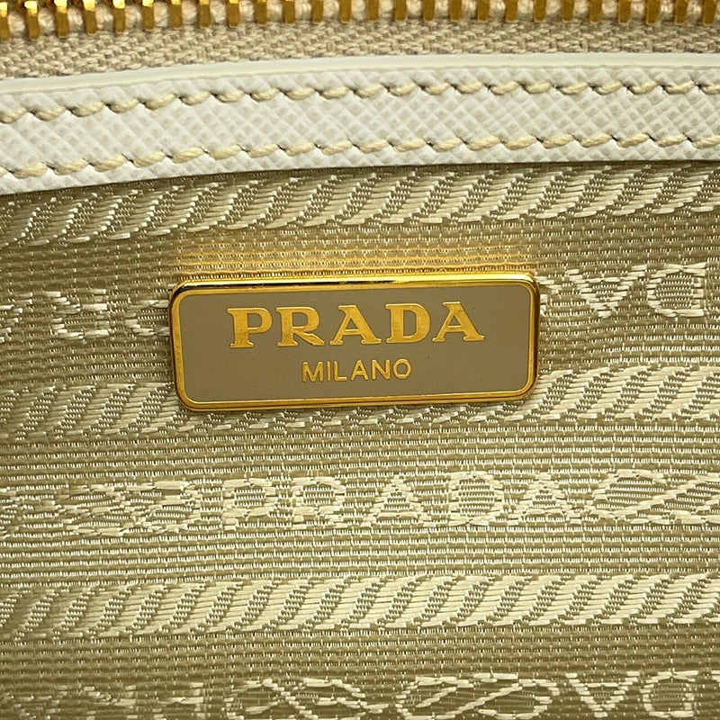 プラダ ショルダーバッグ サフィアーノレザー トライアングルロゴ カメラバッグ BT1010 PRADA バッグ 白