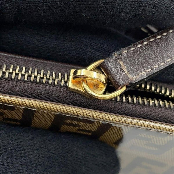 フェンディ 二つ折り財布 ズッカ柄 総柄 コンパクト ジップウォレット レザー FENDI