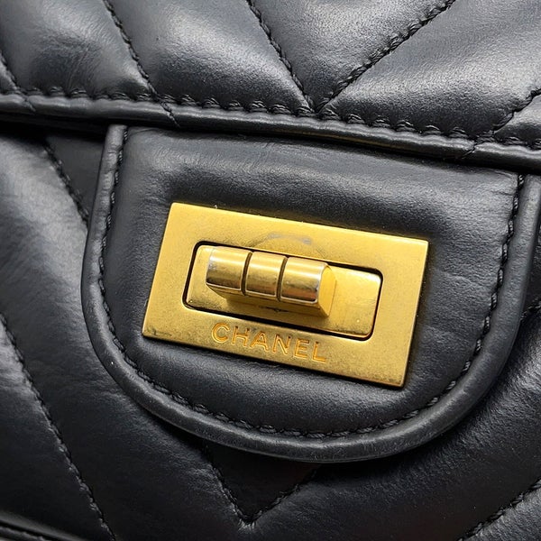 シャネル チェーンショルダーバッグ Vステッチ シェブロン 2.55 ミニ エイジドカーフレザー AS0874 CHANEL 黒
