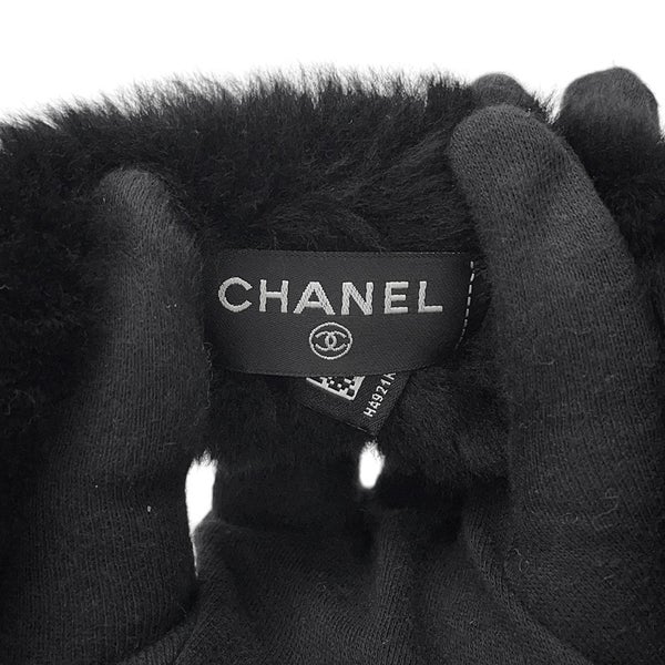 シャネル イヤーマフ ココマーク シアリングラムスキン AAB261 CHANEL 2025/26年 ココ ネージュ コレクション 黒 白