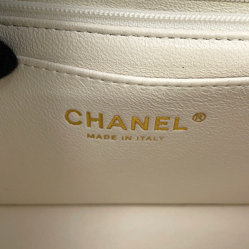 シャネル チェーンショルダーバッグ マトラッセ ココマーク トップハンドル ミニ フラップ キャビアスキン AS2431 CHANEL 白