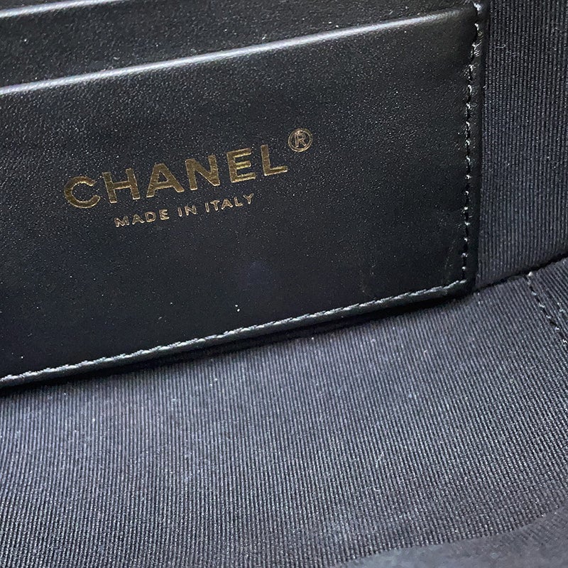 シャネル チェーンショルダーバッグ マトラッセ ココマーク カメラバッグ キャビアスキン CHANEL 白