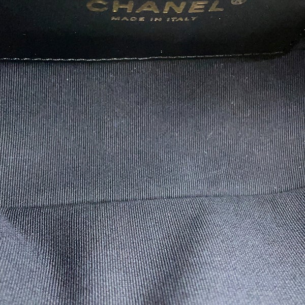 シャネル チェーンショルダーバッグ マトラッセ ココマーク カメラバッグ キャビアスキン CHANEL 白