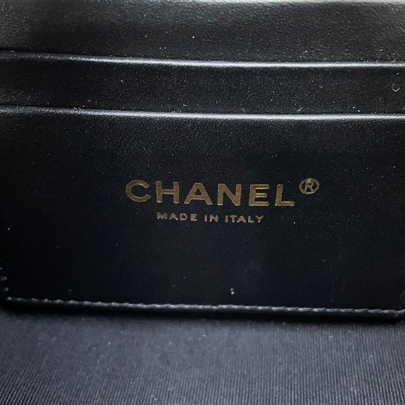 シャネル チェーンショルダーバッグ マトラッセ ココマーク カメラバッグ キャビアスキン CHANEL 白