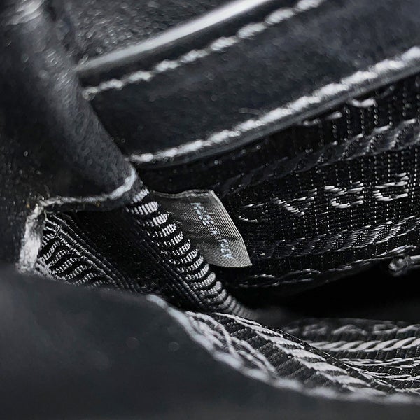 プラダ ショルダーバッグ トライアングルロゴ サフィアーノ  レザー 2VD019 PRADA