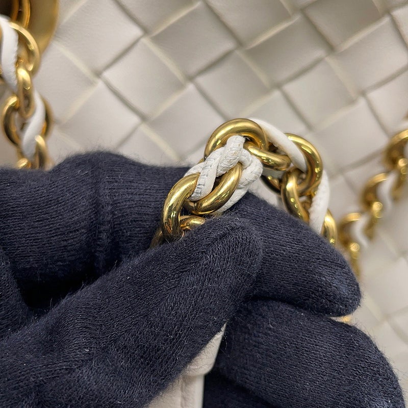 ボッテガヴェネタ チェーンショルダーバッグ イントレチャート パラシュートバッグ ラムスキン 817175 BOTTEGA VENETA 白