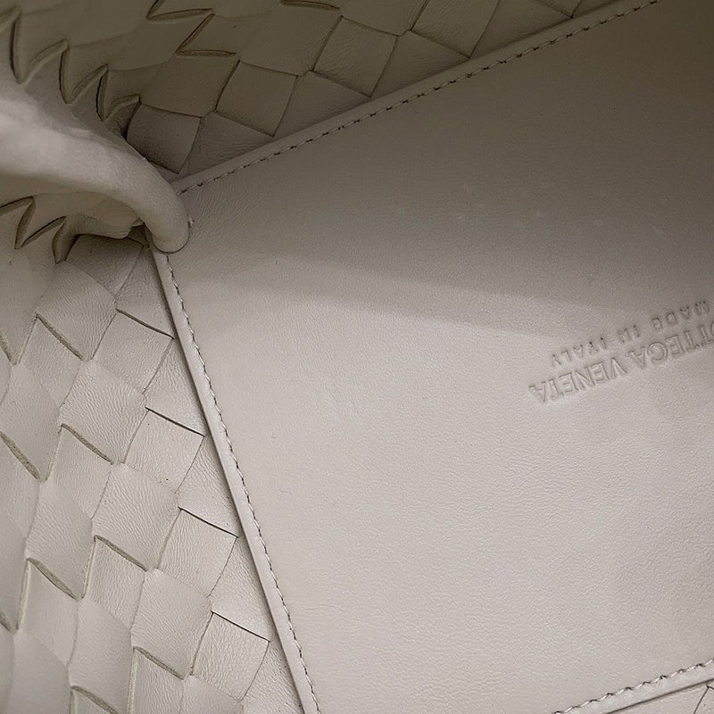 ボッテガヴェネタ チェーンショルダーバッグ イントレチャート パラシュートバッグ ラムスキン 817175 BOTTEGA VENETA 白