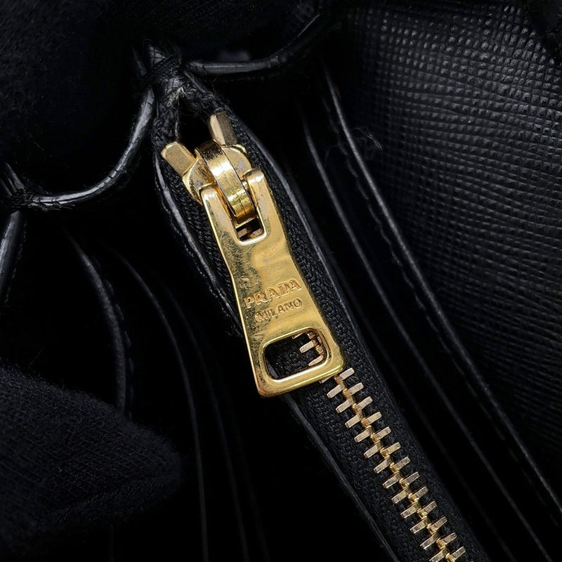 プラダ ショルダーウォレット サフィアーノレザー ロゴ 1M1361 PRADA 財布 黒