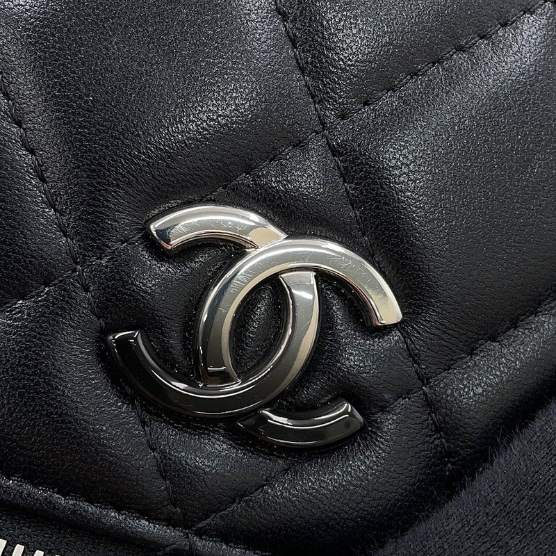 シャネル チェーンショルダーバッグ マトラッセ ココグラデーション バニティ ラムスキン AP3697 CHANEL キルティング 黒