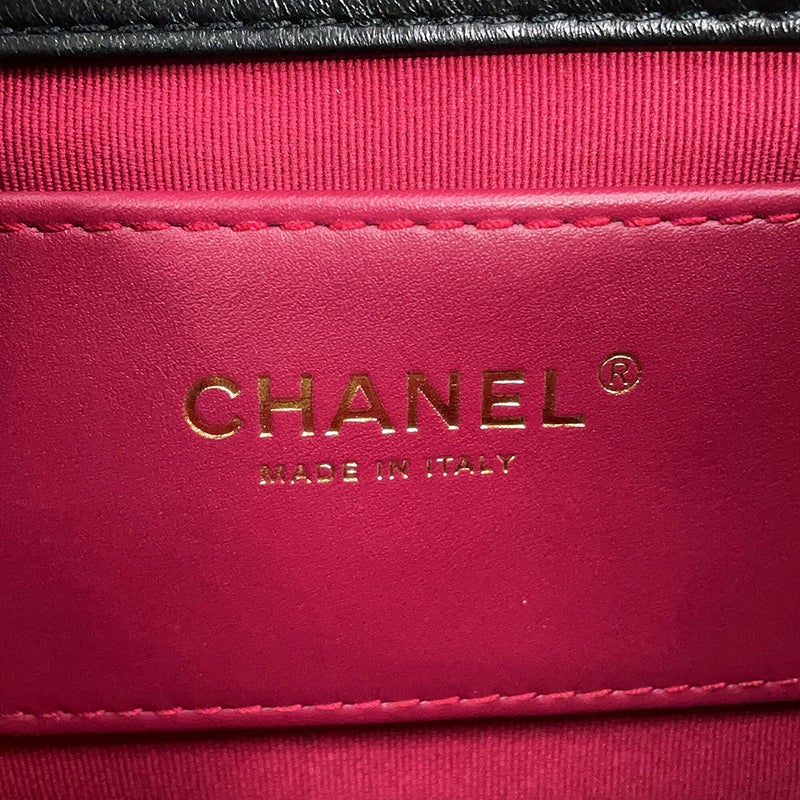 シャネル チェーンショルダーバッグ マトラッセ ココマーク スモールフラップバッグ ラムスキン AS2473 CHANEL 黒