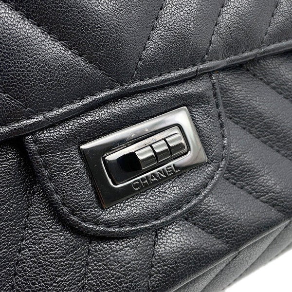 シャネル チェーンショルダーバッグ 2.55 シェブロン エイジドカーフレザー A37586 CHANEL 黒