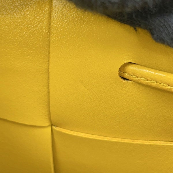 ボッテガヴェネタ ショルダーバッグ マキシイントレチャート スモール カセット クロスボディ レザー 680218