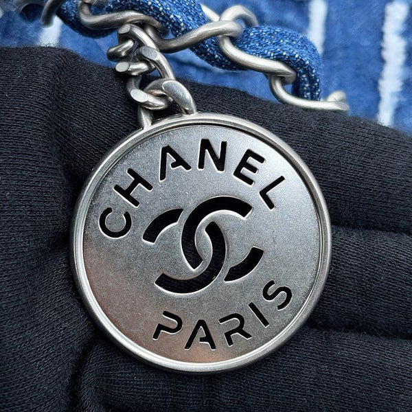 シャネル チェーンショルダーバッグ CHANEL 22 マトラッセ ロゴ スモール デニム AS3260 ポーチ付き