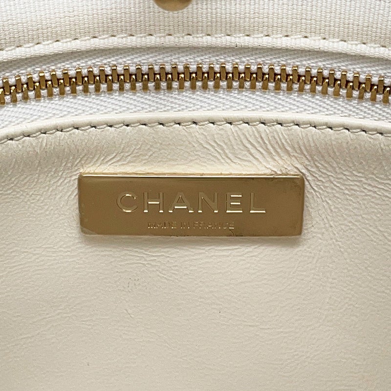 シャネル チェーンショルダーバッグ マトラッセ ミニ ショッピングバッグ シャイニーカーフスキン AS4133 CHANEL 白