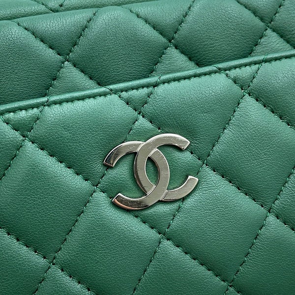 シャネル チェーンショルダーバッグ マトラッセ ココマーク カメラケース ラムスキン A91796 CHANEL ポシェット