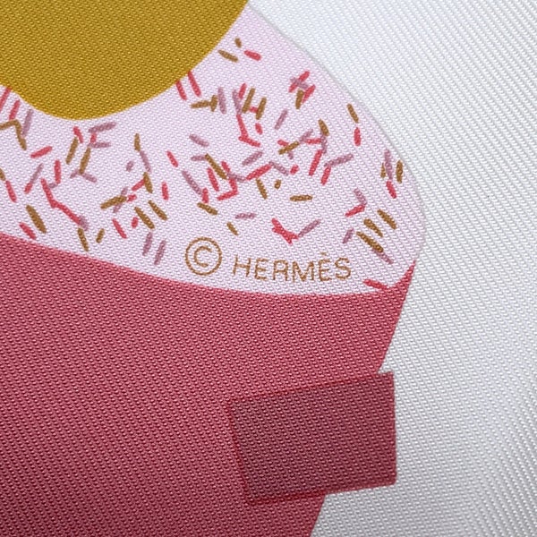 エルメス スカーフ カレ45 ガヴロッシュ ジャスト・マリッド JUST MARRIED HERMES プチカレ 2024春夏 白