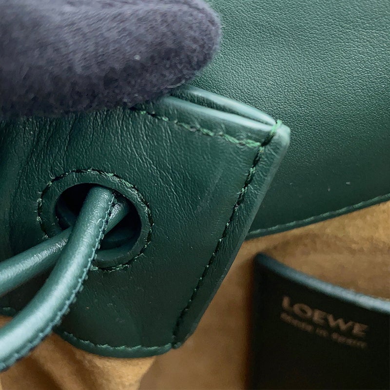 ロエベ ショルダーバッグ ぺブルポーチ スムースカーフレザー CANBSPPX01 LOEWE バッグ