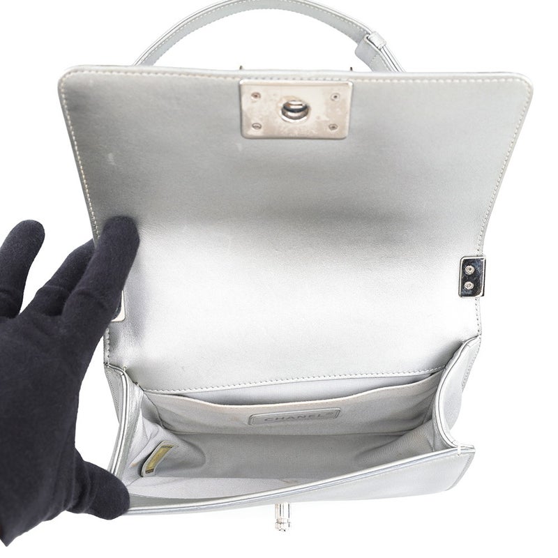 シャネル チェーンショルダーバッグ ボーイシャネル スモール マトラッセ ココマーク レザー/エナメル  A67085 BOY CHANEL バッグ