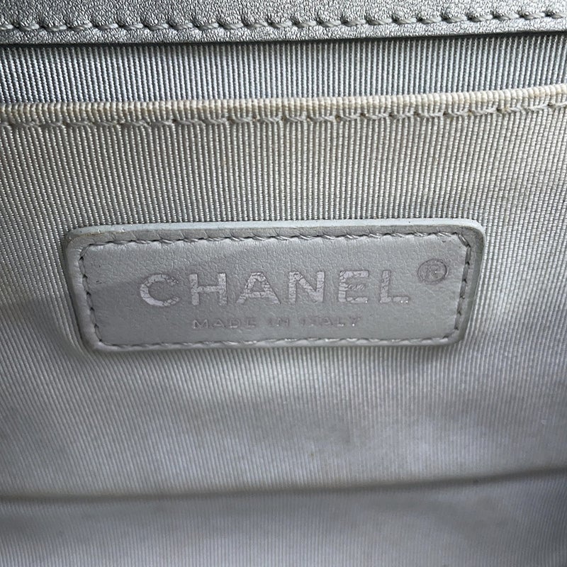 シャネル チェーンショルダーバッグ ボーイシャネル スモール マトラッセ ココマーク レザー/エナメル  A67085 BOY CHANEL バッグ