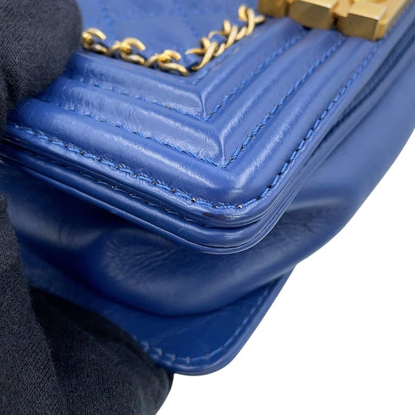 シャネル チェーンショルダーバッグ ボーイシャネル スモール マトラッセ ココマーク カーフレザー A67085 BOY CHANEL
