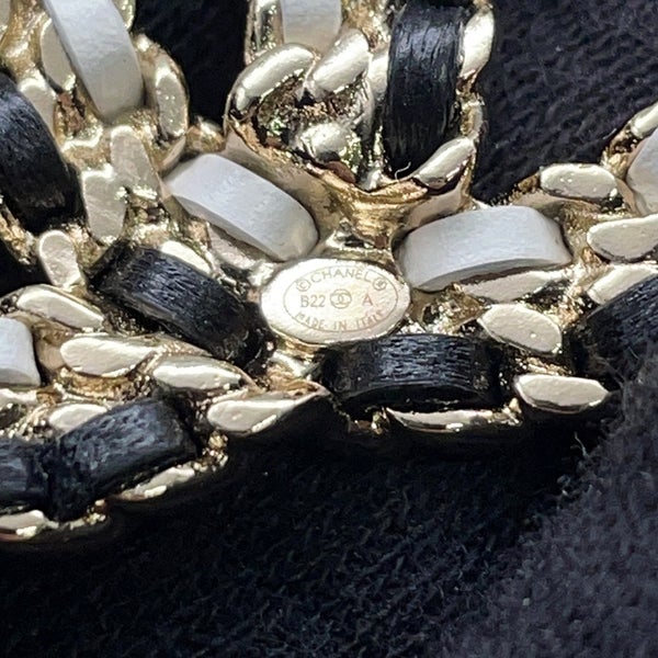 シャネル ブローチ ココマーク レザー B22 A CHANEL アクセサリー 黒 白