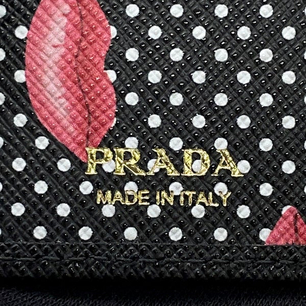 プラダ 二つ折り財布 トライアングルロゴ コンパクトウォレット リッププリント レザー 1ML050 PRADA 黒
