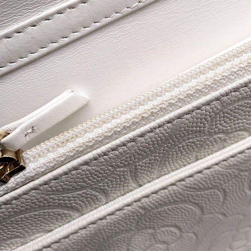 シャネル チェーンウォレット カメリア エンボス ココマーク キャビアスキン A47421 CHANEL 財布 白