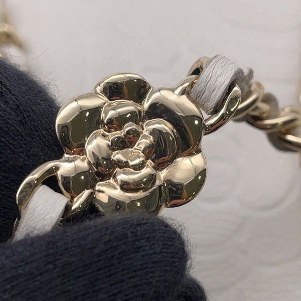 シャネル チェーンウォレット カメリア エンボス ココマーク キャビアスキン A47421 CHANEL 財布 白