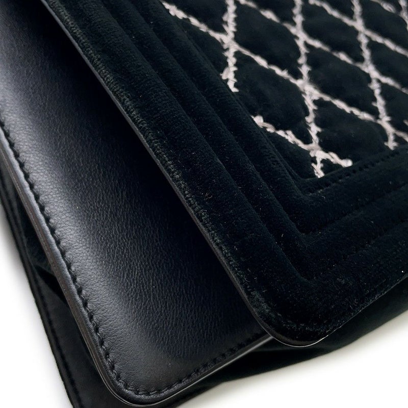 シャネル チェーンショルダーバッグ ボーイシャネル 25 マトラッセ ベロア CHANEL バッグ 黒