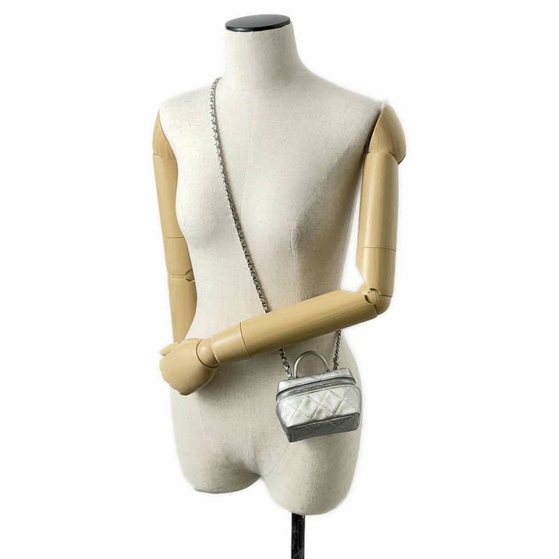 シャネル チェーンショルダーバッグ スモール バニティケース マトラッセ ココマーク キャビアスキン AP2194