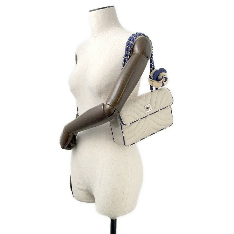 シャネル チェーンショルダーバッグ ココマーク ラムスキン シルク カメリアチャーム付き CHANEL バッグ