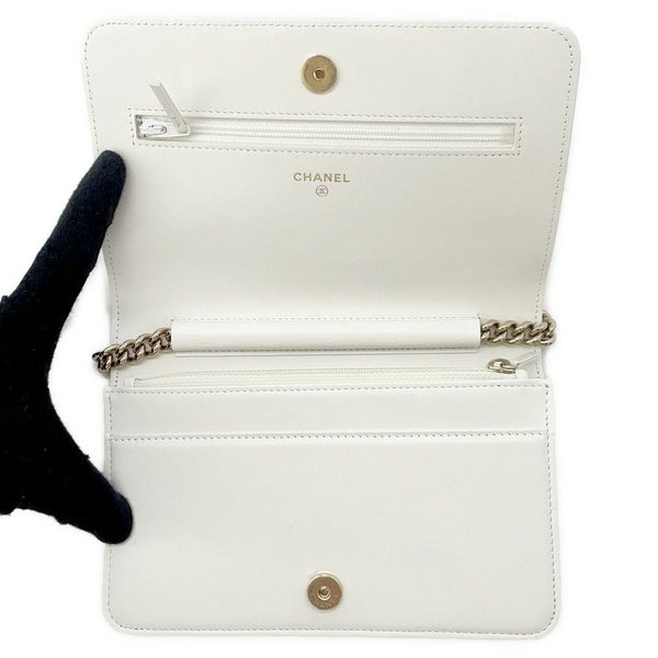 シャネル チェーンウォレット ボーイシャネル マトラッセ ココマーク キャビアスキン AP1117 CHANEL 白