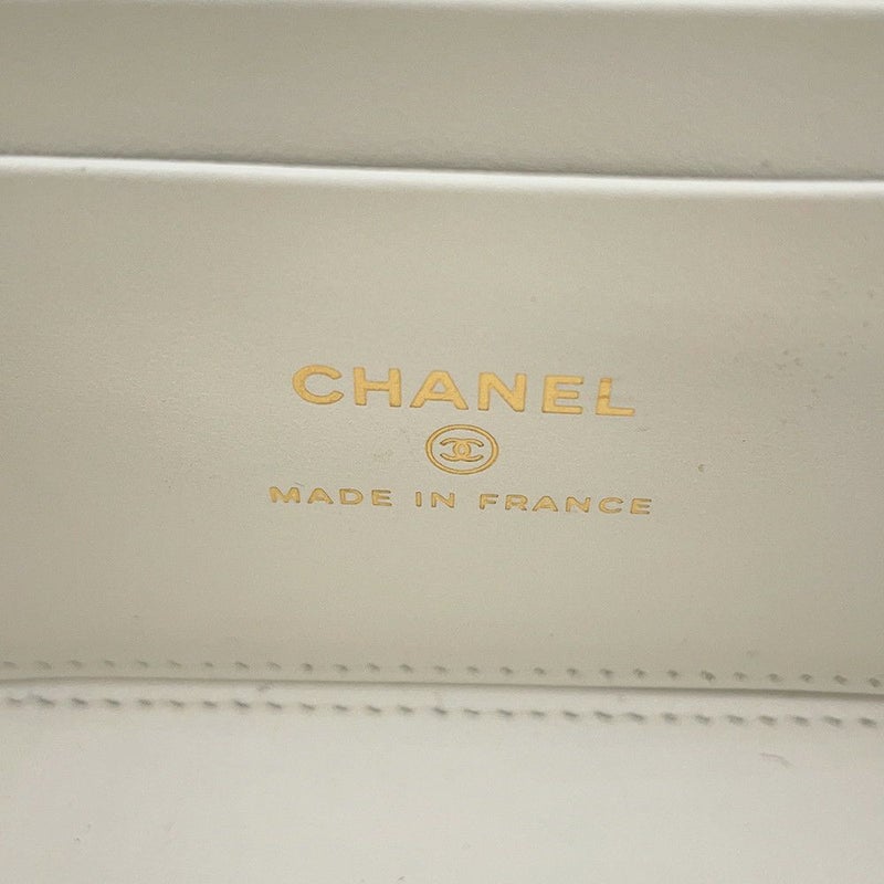シャネル チェーンショルダーバッグ バニティ ココマーク マトラッセ トランプ キャビアスキン AP3079 白