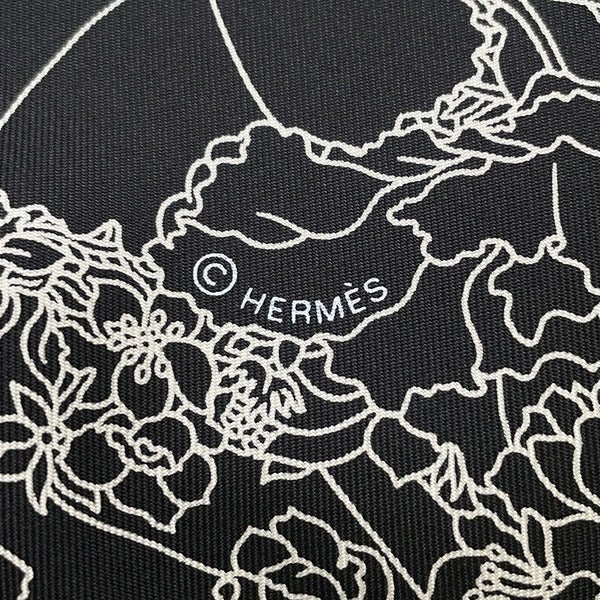 エルメス スカーフ カレ90 ローブ・レジェール Robe Legere HERMES シルクスカーフ 2022年秋冬 黒 白