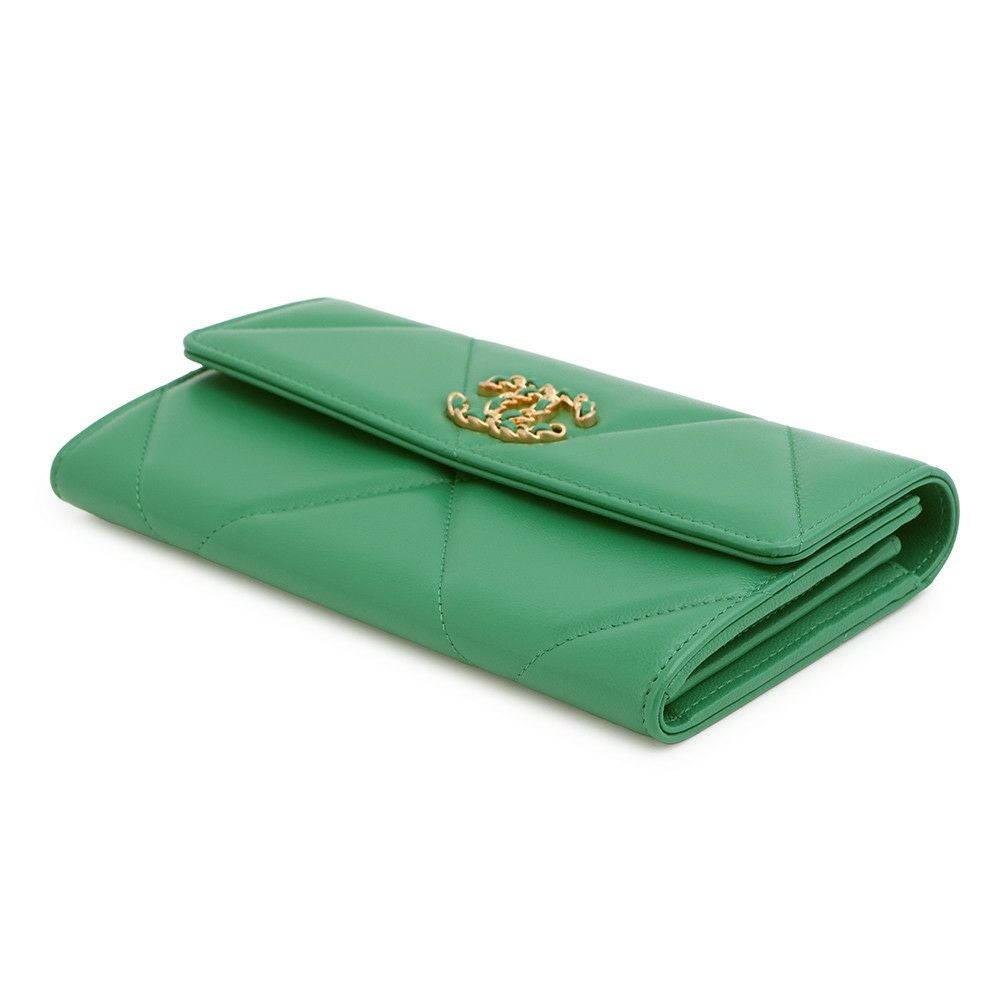 シャネル  19ライン ロングフラップウォレット 長財布 緑 CHANEL（シャネル）19 ロングフラップウォレット ラムスキン