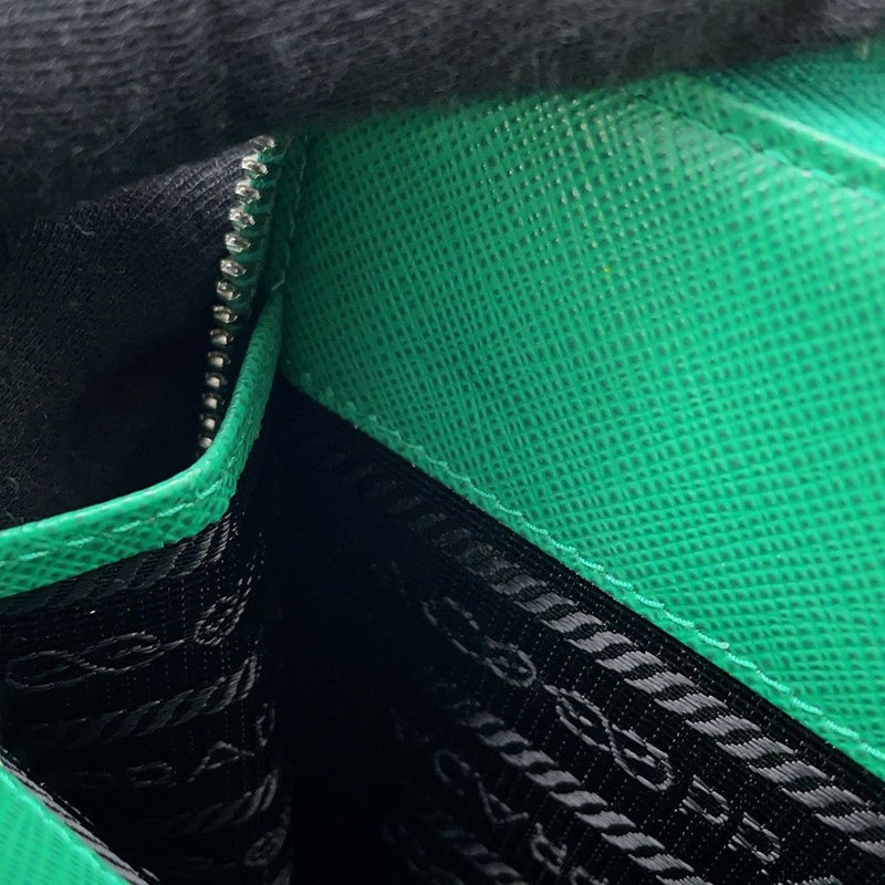 プラダ ショルダーバッグ トライアングル スマホショルダー サフィアーノ 2ZH126 PRADA