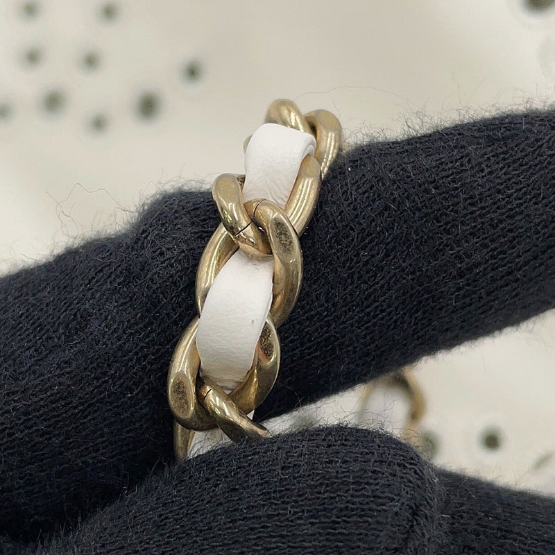 シャネル ハンドバッグ CHANEL 22 ミニ ココマーク パンチング シャイニーカーフレザー AS3980 CHANEL 2way 白