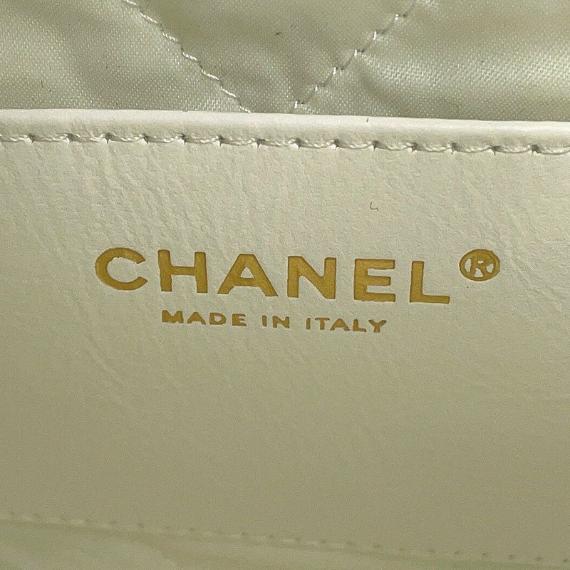 シャネル ハンドバッグ CHANEL 22 ミニ ココマーク パンチング シャイニーカーフレザー AS3980 CHANEL 2way 白