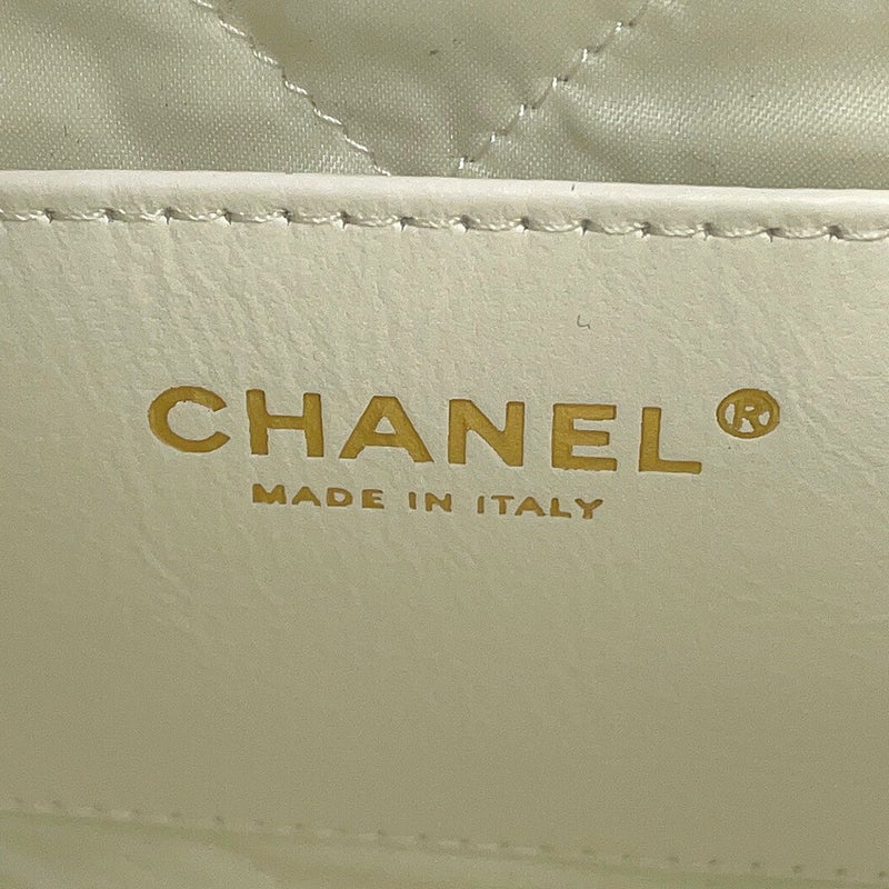 シャネル ハンドバッグ CHANEL 22 ミニ ココマーク パンチング シャイニーカーフレザー AS3980 CHANEL 2way 白