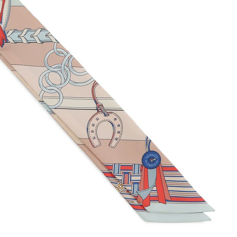 エルメス スカーフ ツイリー 馬勒とチャーム Brides et Gris-Gris シルクツイル 2023春夏